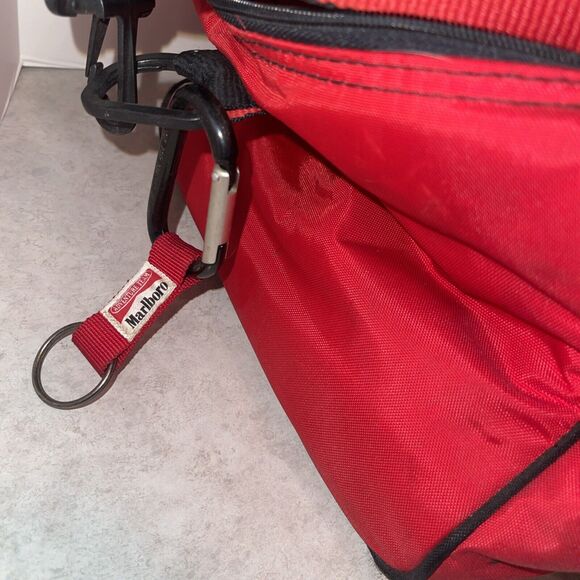 Vtg Marlboro Adventure Team Lizard Rock Insulated Cooler Duffel Bag Red 1992 - Picture 7 of 14